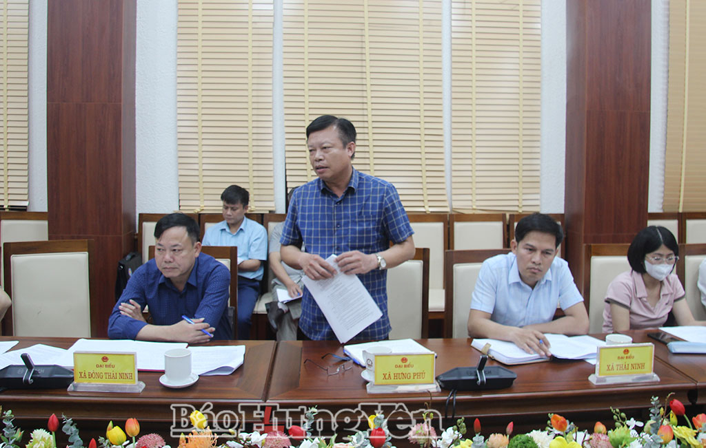 Đại diện các xã ven biển đóng góp ý kiến tại cuộc họp.