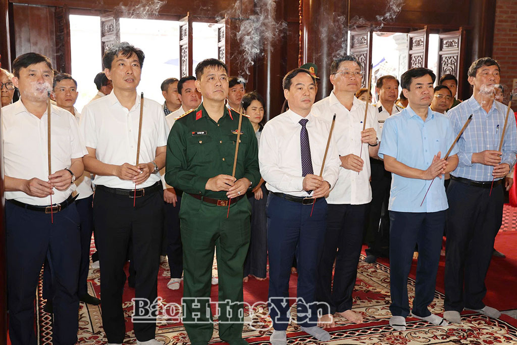 Các đại biểu dâng hương tại đền thờ Chủ tịch Hồ Chí Minh.