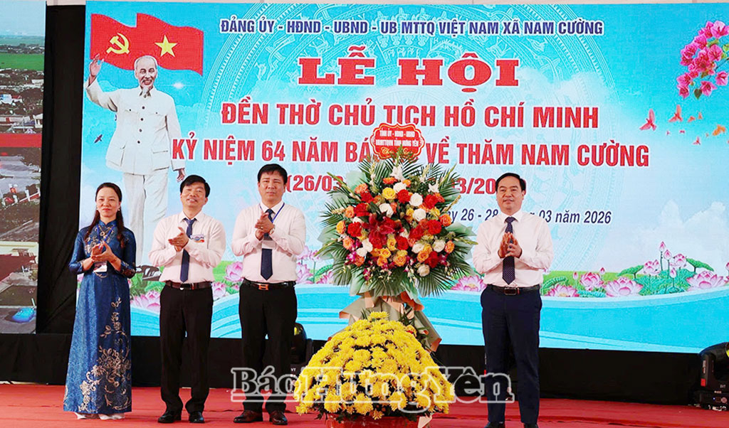 Đồng chí Vũ Ngọc Trì, Phó Chủ tịch HĐND tỉnh tặng hoa chúc mừng.