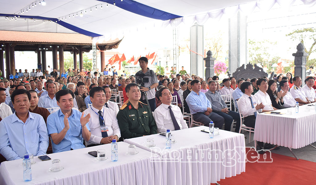 Các đại biểu dự lễ hội.