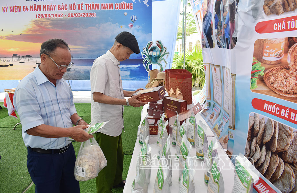 Gian hàng trưng bày sản phẩm OCOP tại lễ hội.