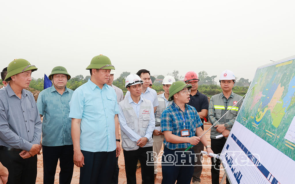 Đồng chí Phó Bí thư Tỉnh ủy Nguyễn Mạnh Quyền cùng đoàn công tác khảo sát khu vực thi công dự án đường kết nối di sản văn hóa du lịch và phát triển kinh tế dọc sông Hồng.