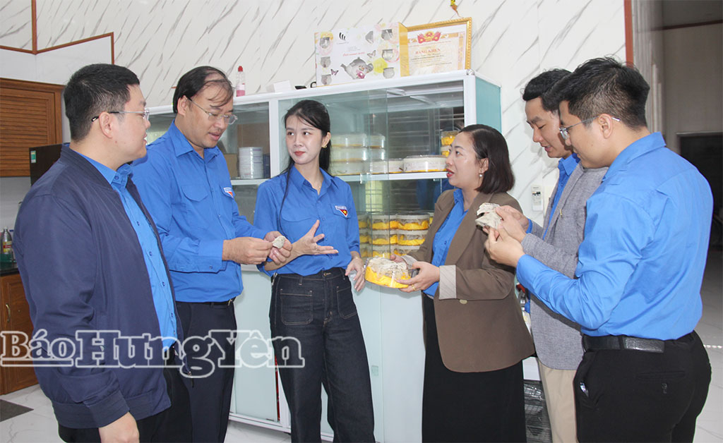 Lãnh đạo Tỉnh đoàn và đoàn viên tham quan mô hình nuôi chim yến của chị Trần Thị Nguyệt (người thứ 3 từ phải sang).