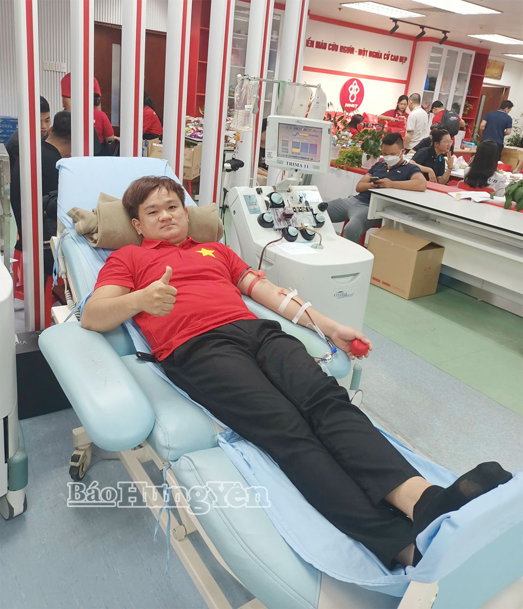 Anh Doãn Văn Tú tham gia hiến tiểu cầu tại cơ sở y tế.