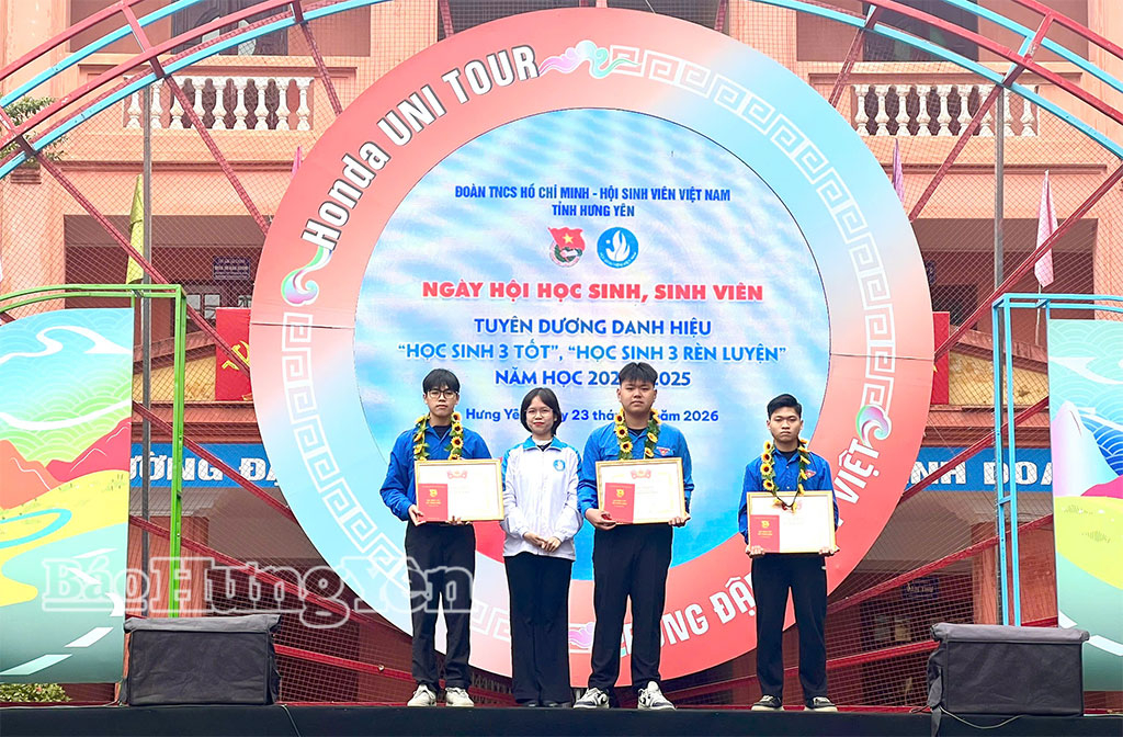 Em Nguyễn Quốc Phong (người đứng ngoài cùng bên trái) được tặng danh hiệu 