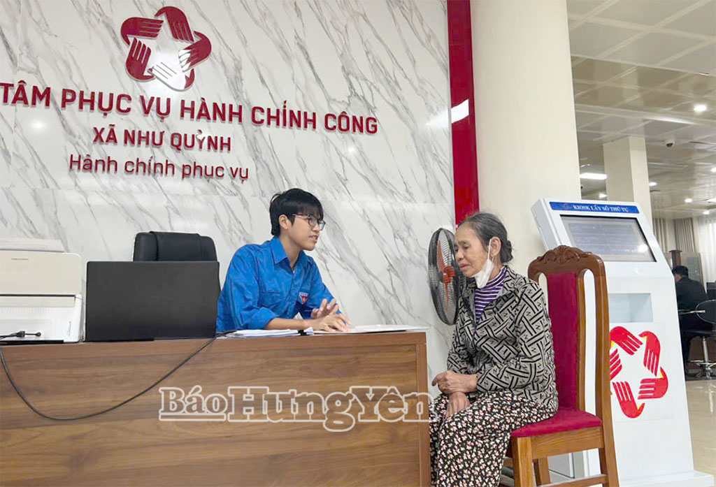 Em Nguyễn Quốc Phong tham gia hoạt động hỗ trợ người dân đến thực hiện thủ tục hành chính tại Trung tâm Phục vụ hành chính công xã Như Quỳnh.