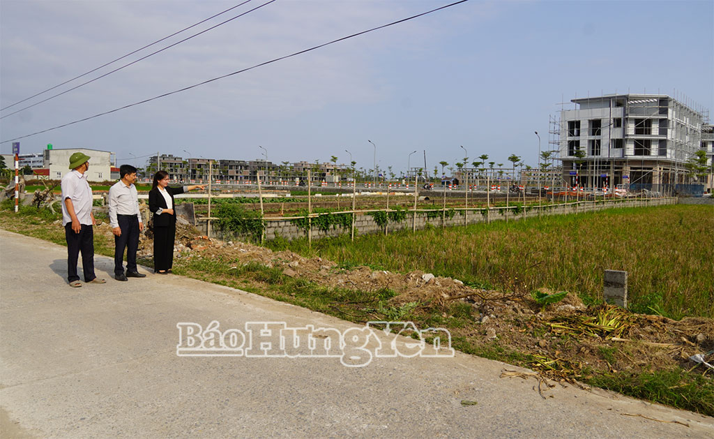 Đồng chí Ngô Thị Lũy, Bí thư Chi bộ, Trưởng ban Công tác Mặt trận thôn Mai Diêm cùng cán bộ thôn rà soát diện tích đất nằm trong diện phải giải phóng mặt bằng.