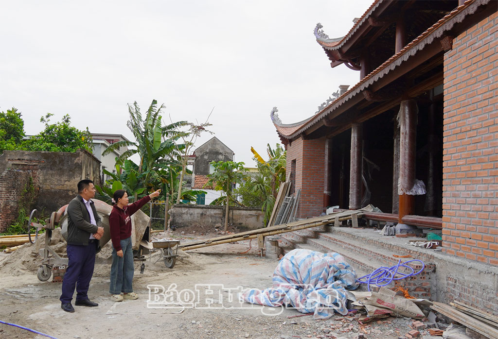 Đồng chí Phạm Thị Dịu, Bí thư Chi bộ, Trưởng ban Công tác Mặt trận thôn Tam Đồng (xã Thái Thụy) vận động Nhân dân để xây dựng chùa Tam Đồng.