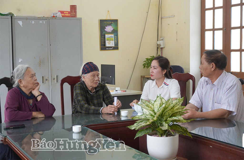 Đồng chí Ngô Thị Lũy, Bí thư Chi bộ, Trưởng ban Công tác Mặt trận thôn Mai Diêm (xã Thái Thụy) vận động người dân đồng thuận giải phóng mặt bằng.