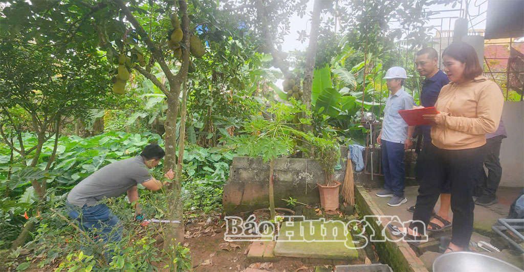 Cán bộ Ban Quản lý đầu tư xây dựng phường kiểm đếm, xác minh nguồn gốc đất của hộ dân thuộc diện giải phóng mặt bằng.