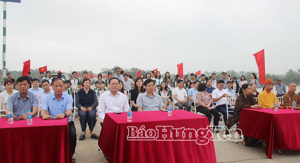 Đồng chí Phó Chủ tịch UBND tỉnh Lại Văn Hoàn dự lễ thả giống thủy sản ra vùng nước tự nhiên.