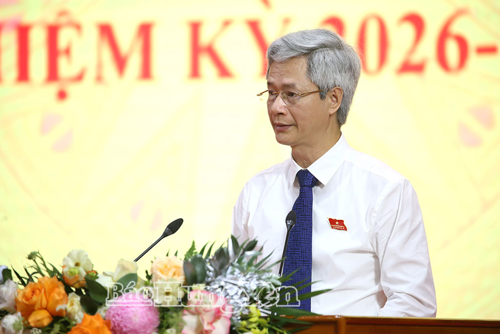 Đồng chí Đào Hồng Vận, Ủy viên Ban Thường vụ Tỉnh ủy, Trưởng đoàn Đại biểu Quốc hội khóa XV tỉnh, Giám đốc Sở Nội vụ báo cáo tổng kết công tác bầu cử.