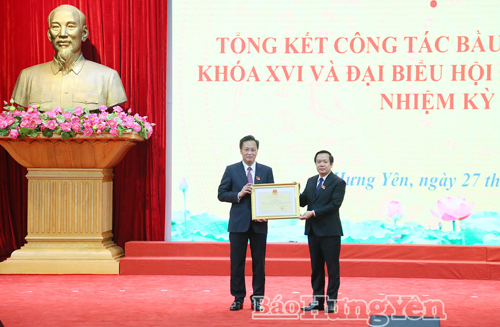 Đồng chí Phạm Quang Ngọc, Ủy viên Ban Chấp hành Trung ương Đảng, Phó Bí thư Tỉnh ủy, Chủ tịch UBND tỉnh, Phó Trưởng ban Chỉ đạo bầu cử tỉnh, Phó Chủ tịch Thường trực Ủy ban bầu cử tỉnh trao Bằng khen của UBND tỉnh cho đồng chí Nguyễn Hữu Nghĩa, Ủy viên Ban Chấp hành Trung ương Đảng, Bí thư Tỉnh ủy, Trưởng ban Chỉ đạo bầu cử tỉnh.