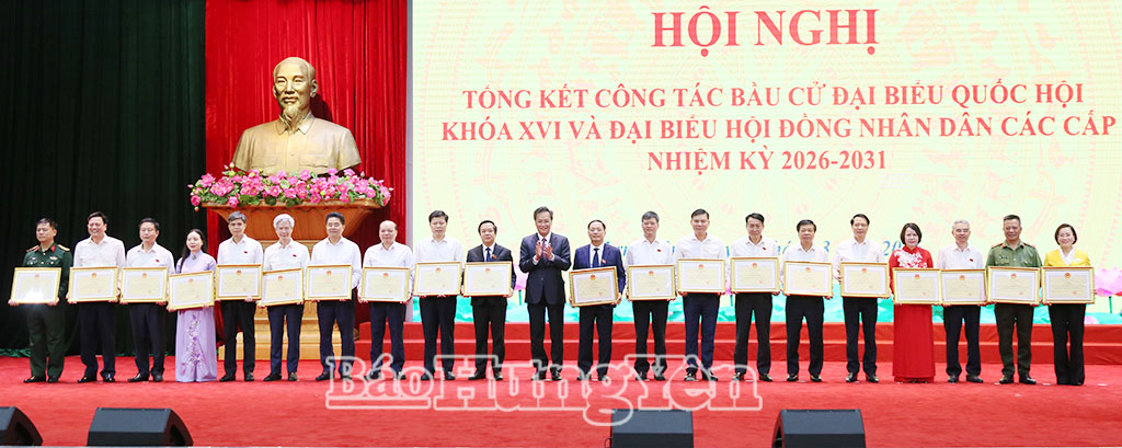 Đồng chí Nguyễn Hữu Nghĩa, Ủy viên Ban Chấp hành Trung ương Đảng, Bí thư Tỉnh ủy, Trưởng ban Chỉ đạo bầu cử tỉnh trao Bằng khen của UBND tỉnh cho các cá nhân đạt thành tích trong công tác bầu cử. 