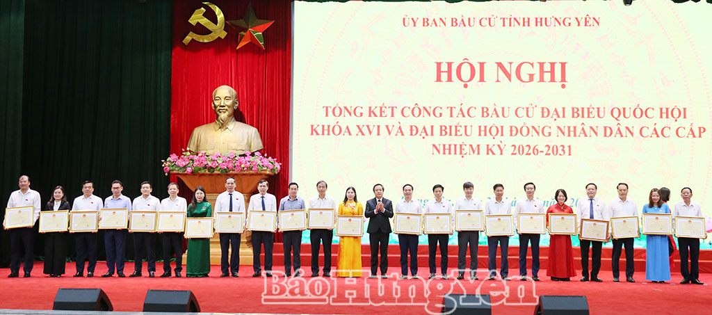 Đồng chí Phạm Quang Ngọc, Ủy viên Ban Chấp hành Trung ương Đảng, Phó Bí thư Tỉnh ủy, Chủ tịch UBND tỉnh, Phó Trưởng ban Chỉ đạo bầu cử tỉnh, Phó Chủ tịch Thường trực Ủy ban bầu cử tỉnh trao Bằng khen của UBND tỉnh cho các cá nhân đạt thành tích trong công tác bầu cử.