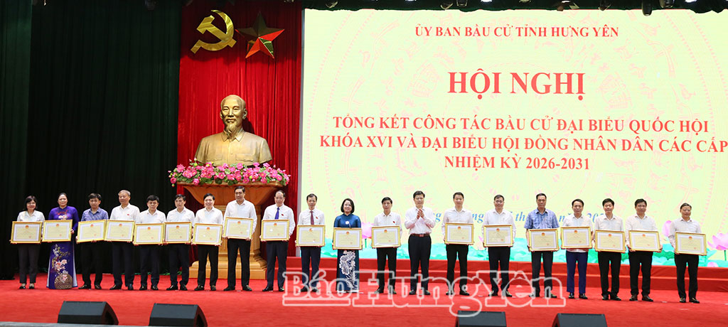 Đồng chí Trần Quốc Toản, Phó Bí thư Thường trực Tỉnh ủy, Chủ tịch Ủy ban MTTQ Việt Nam tỉnh, Phó Trưởng ban Chỉ đạo bầu cử tỉnh trao Bằng khen của UBND tỉnh cho các cá nhân đạt thành tích trong công tác bầu cử.