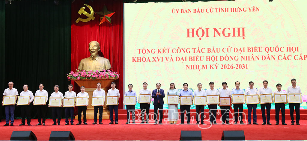 Đồng chí Trần Quốc Văn, Phó Bí thư Tỉnh ủy, Chủ tịch HĐND tỉnh, Chủ tịch Ủy ban bầu cử tỉnh, Phó Trưởng ban Thường trực Ban Chỉ đạo bầu cử tỉnh  trao Bằng khen của UBND tỉnh cho các cá nhân đạt thành tích trong công tác bầu cử.