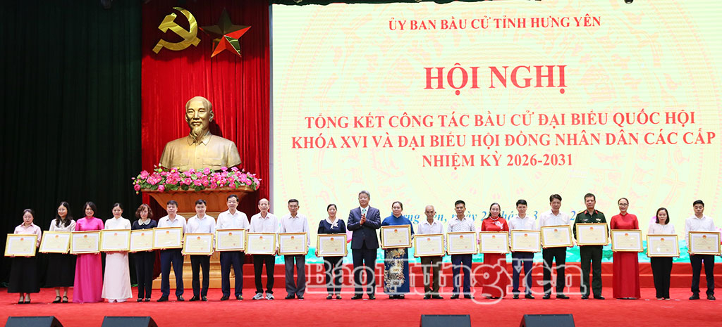 Đồng chí Nguyễn Mạnh Quyền, Phó Bí thư Tỉnh ủy trao Bằng khen của UBND tỉnh cho các tập thể, cá nhân đạt thành tích trong công tác bầu cử.