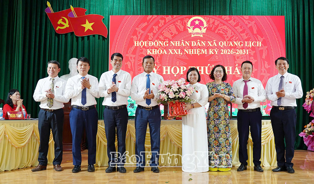 Thường trực HĐND xã Quang Lịch khóa XXI, nhiệm kỳ 2026 - 2031 ra mắt tại kỳ họp. (Ảnh: Thu Thủy)