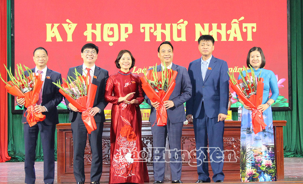 Tặng hoa chúc mừng Thường trực HĐND xã và trưởng các ban của HĐND xã Lạc Đạo, nhiệm kỳ 2026 – 2031.