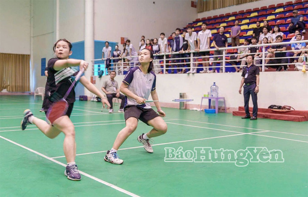 Bên cạnh học tập, học sinh lớp 12 duy trì rèn luyện thể thao để nâng cao thể lực, chuẩn bị tốt cho kỳ thi tốt nghiệp THPT. Trong ảnh: Học sinh lớp 12 Trường THPT Yên Mỹ chơi cầu lông.