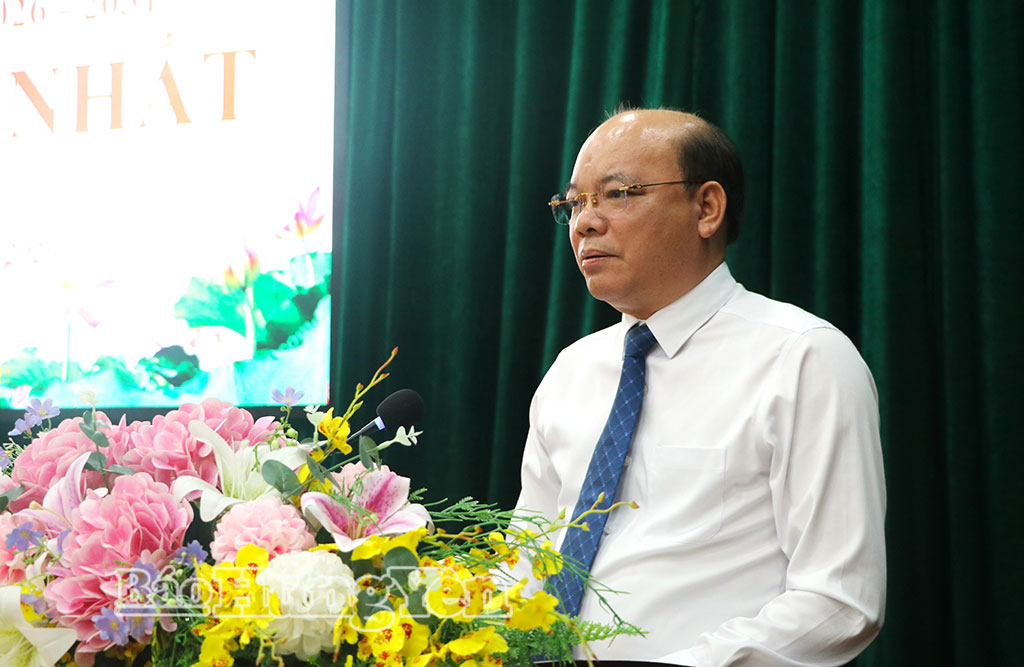 Đồng chí Phó Chủ tịch HĐND tỉnh Đặng Thanh Giang phát biểu tại kỳ họp.