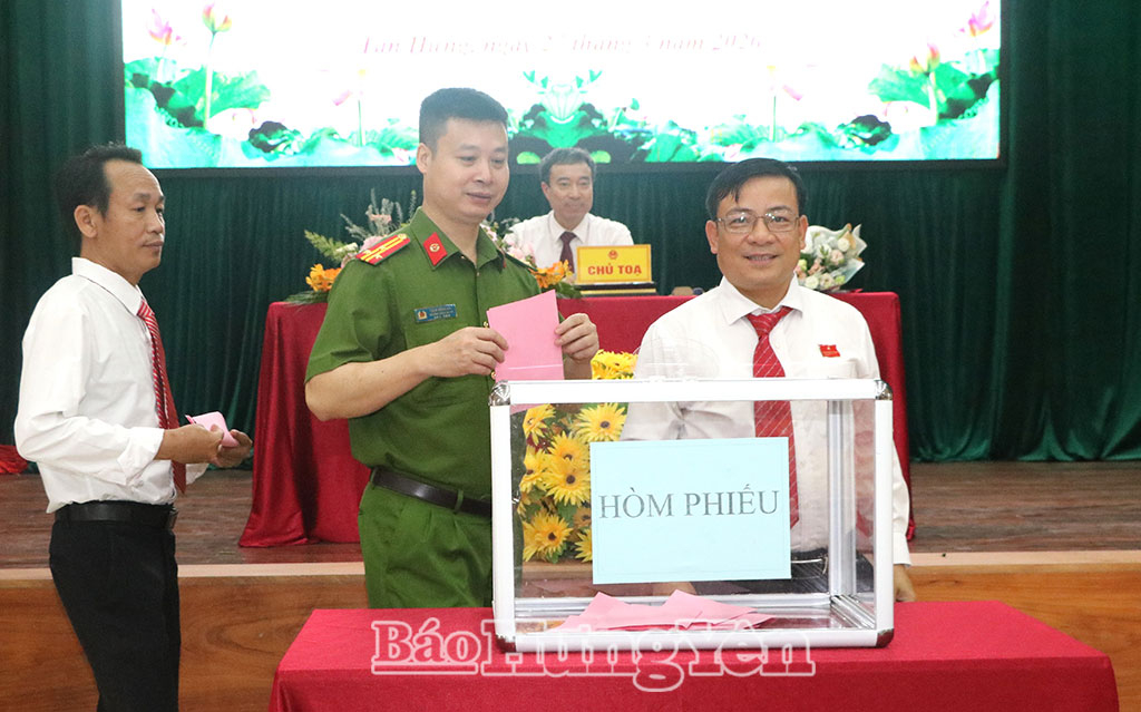 Đại biểu bỏ phiếu bầu các chức danh chủ chốt của HĐND, UBND xã Tân Hưng nhiệm kỳ 2026 - 2031.