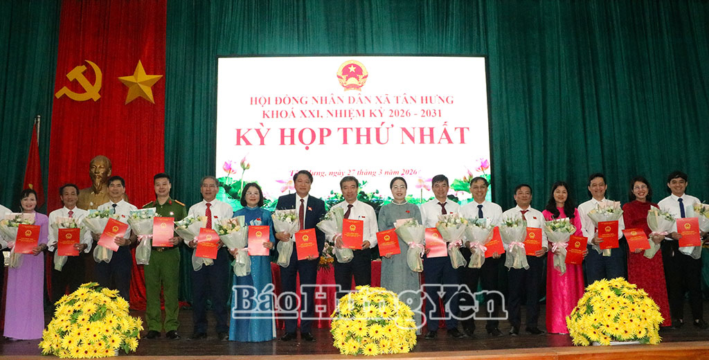 Trao giấy chứng nhận cho các đại biểu HĐND xã Tân Hưng khóa XXI, nhiệm kỳ 2026 – 2031.