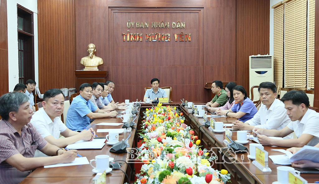 Đồng chí Lại Văn Hoàn, Phó Chủ tịch UBND tỉnh và các đại biểu dự tại điểm cầu tỉnh Hưng Yên.