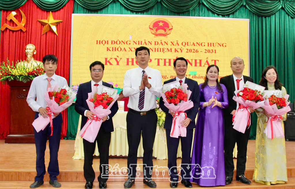Các đồng chí được bầu giữ các chức danh chủ chốt của HĐND, các ban của HĐND xã Quang Hưng nhiệm kỳ 2026 - 2031 ra mắt tại kỳ họp.