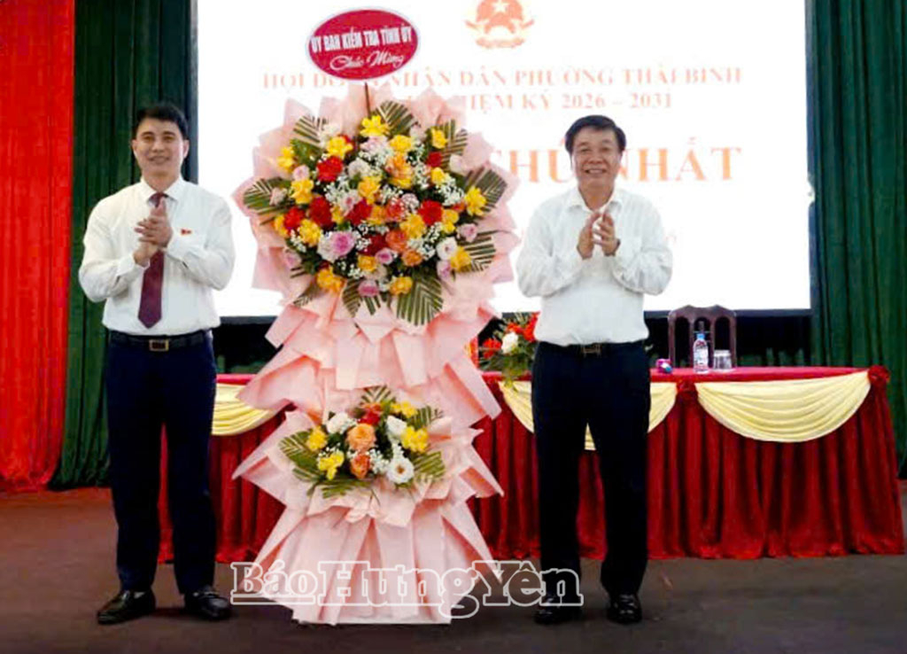 Đồng chí Nguyễn Quang Hưng, Ủy viên Ban Thường vụ, Chủ nhiệm Ủy ban Kiểm tra Tỉnh ủy tặng hoa chúc mừng.