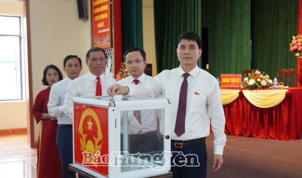 Các đại biểu bỏ phiếu bầu các chức danh chủ chốt của HĐND, UBND phường, nhiệm kỳ 2026 - 2031.