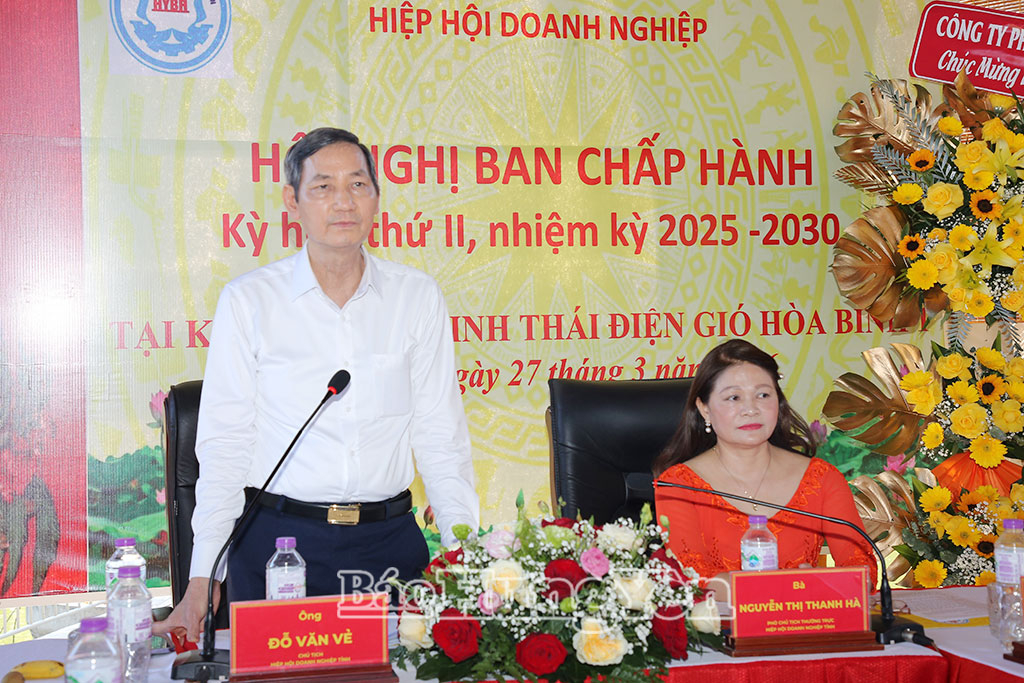 Ông Đỗ Văn Vẻ, Chủ tịch Hiệp hội Doanh nghiệp tỉnh phát biểu tại hội nghị.