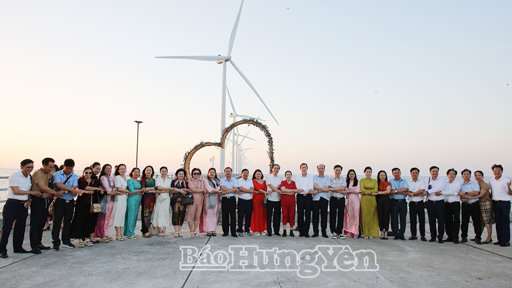 Ban Chấp hành Hiệp hội Doanh nghiệp tỉnh Hưng Yên tổ chức thăm quan Nhà máy điện gió Hòa Bình 1 (Cà Mau) thuộc Công ty TNHH đầu tư xây dựng và thương mại Phương Anh.