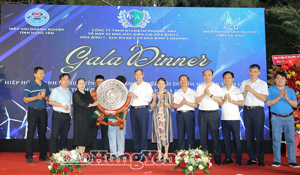Ban Chấp hành Hiệp hội Doanh nghiệp tỉnh Hưng Yên tặng quà Nhà máy điện gió Hòa Bình 1 (Cà Mau) thuộc Công ty TNHH đầu tư xây dựng và thương mại Phương Anh.