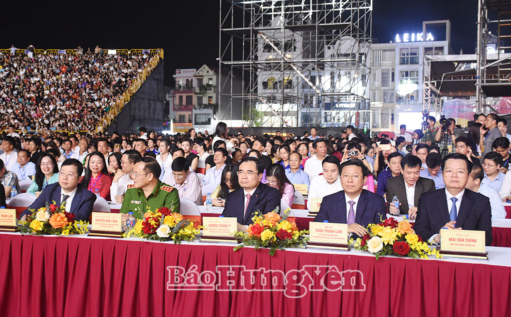 Các đại biểu dự buổi lễ.