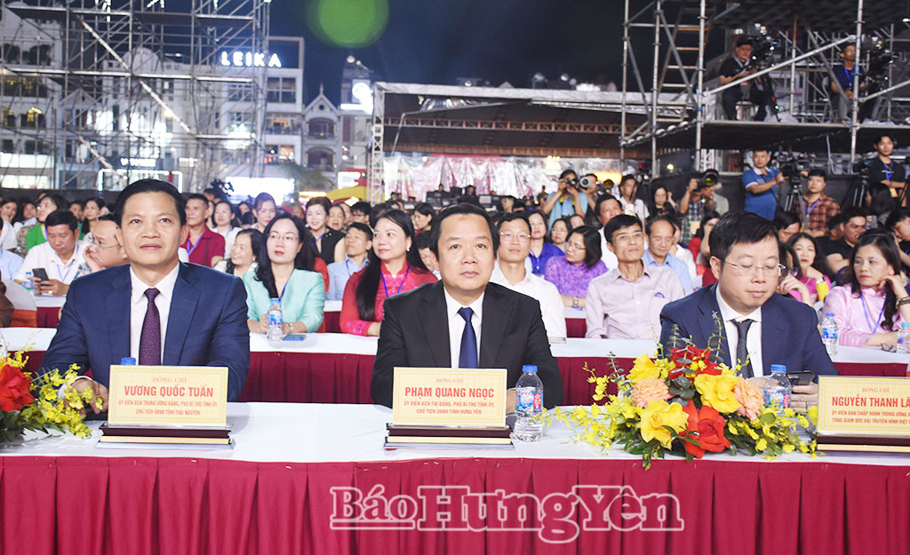 Đồng chí Phạm Quang Ngọc, Ủy viên Ban Chấp hành Trung ương Đảng, Phó Bí thư Tỉnh ủy, Chủ tịch UBND tỉnh Hưng Yên cùng các đại biểu dự buổi lễ.