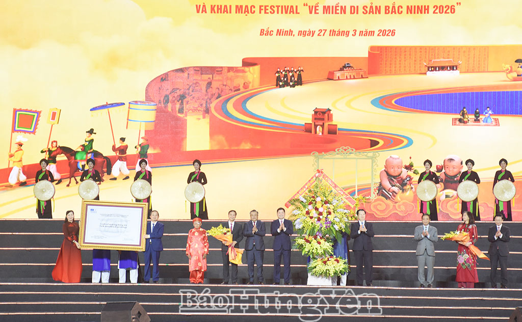 Các đồng chí: Trần Sỹ Thanh, Ủy viên Bộ Chính trị, Bí thư Trung ương Đảng, Chủ nhiệm Ủy ban Kiểm tra Trung ương; Mai Văn Chính, Phó Thủ tướng Chính phủ tặng hoa chúc mừng tỉnh Bắc Ninh.