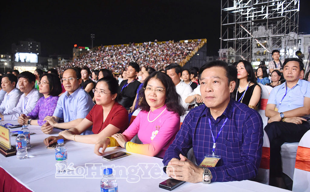 Các đại biểu dự buổi lễ.