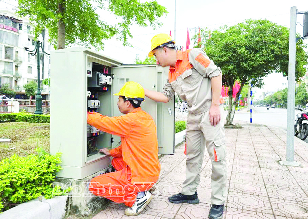 Công nhân Công ty Cổ phần Môi trường và Công trình đô thị Thái Bình điều chỉnh thời gian đóng - cắt hệ thống chiếu sáng đô thị hưởng ứng Chiến dịch Giờ Trái đất năm 2026.