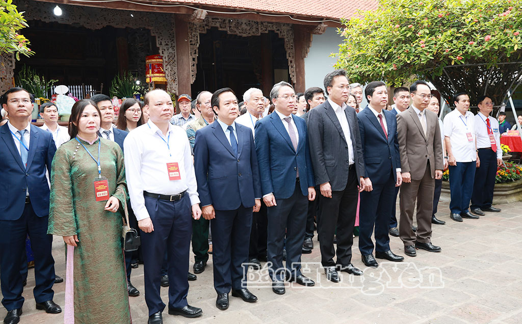 Các đại biểu dâng hương tại đền Đa Hòa, xã Mễ Sở.