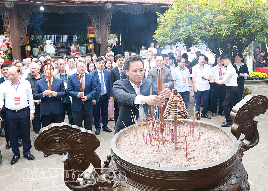 Các đại biểu dâng hương tại đền Đa Hòa, xã Mễ Sở.