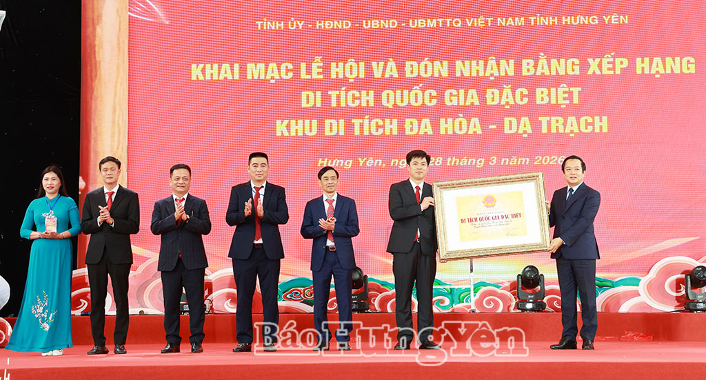 Thừa ủy quyền của Thủ tướng Chính phủ, đồng chí Phạm Quang Ngọc, Ủy viên Ban Chấp hành Trung ương Đảng, Phó Bí thư Tỉnh ủy, Chủ tịch UBND tỉnh trao Bằng xếp hạng di tích Quốc gia đặc biệt Khu di tích Đa Hòa – Dạ Trạch cho lãnh đạo xã Mễ Sở và xã Triệu Việt Vương.