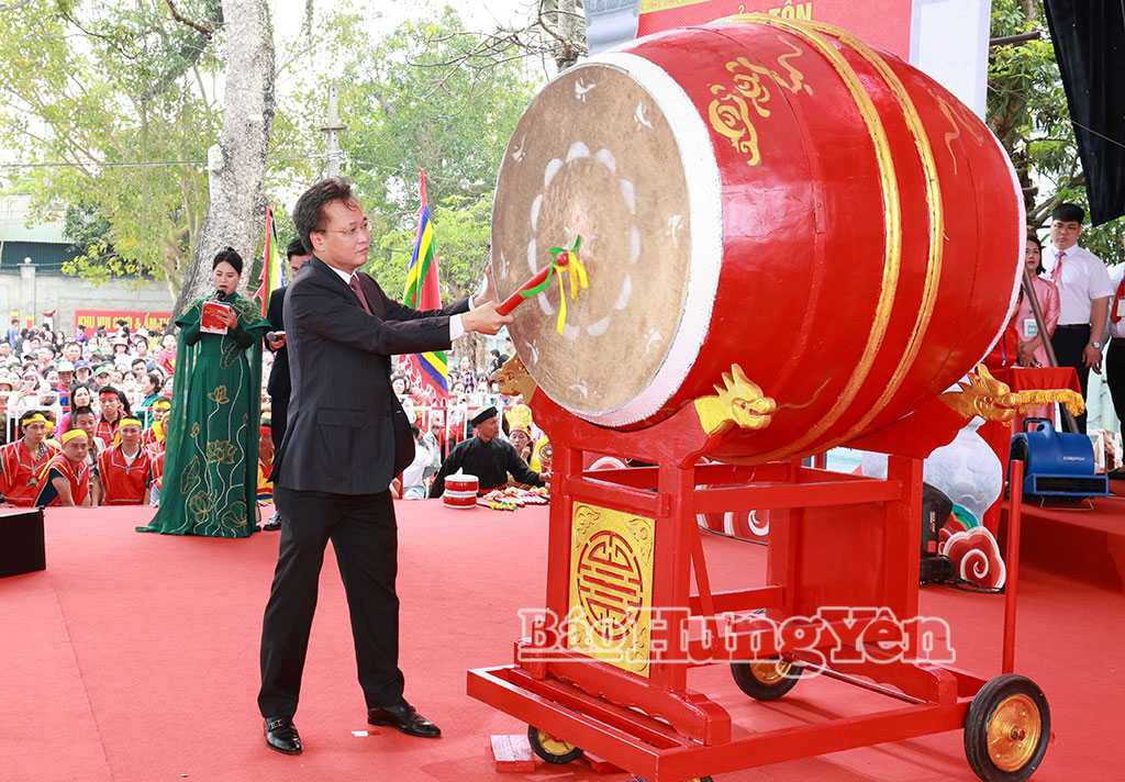 Đồng chí Nguyễn Hữu Nghĩa, Ủy viên Ban Chấp hành Trung ương Đảng, Bí thư Tỉnh ủy thực hiện nghi thức khởi trống khai hội đền Đa Hòa – Dạ Trạch năm 2026.