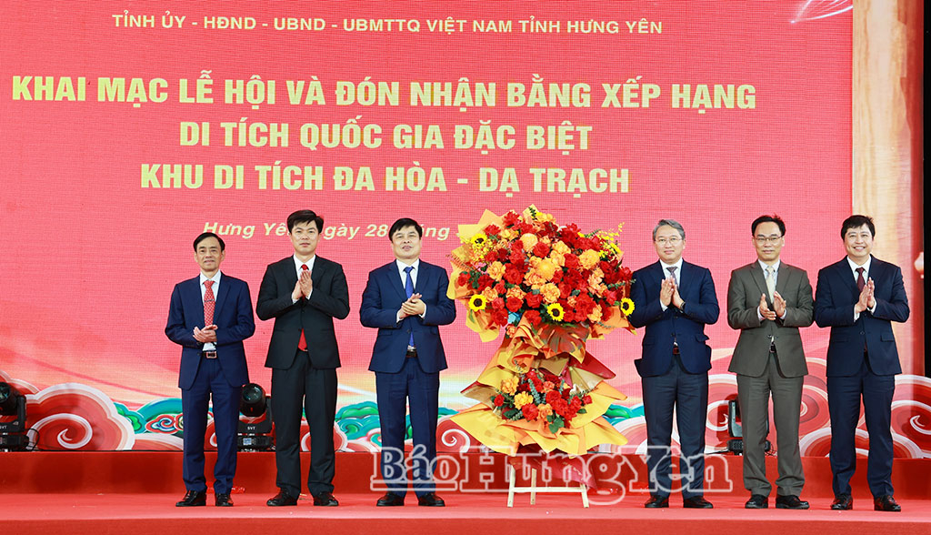 Các đồng chí Ủy viên Ban Chấp hành Trung ương Đảng: Nguyễn Hải Ninh, Bộ trưởng Bộ Tư pháp; Hoàng Minh Sơn, Quyền Bộ trưởng Bộ Giáo dục và Đào tạo; Dương Quốc Huy, Bí thư Tỉnh ủy Lào Cai tặng hoa chúc mừng Ban tổ chức Lễ hội.