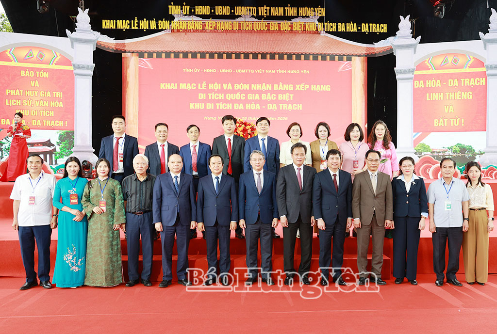 Các đại biểu chụp ảnh lưu niệm.