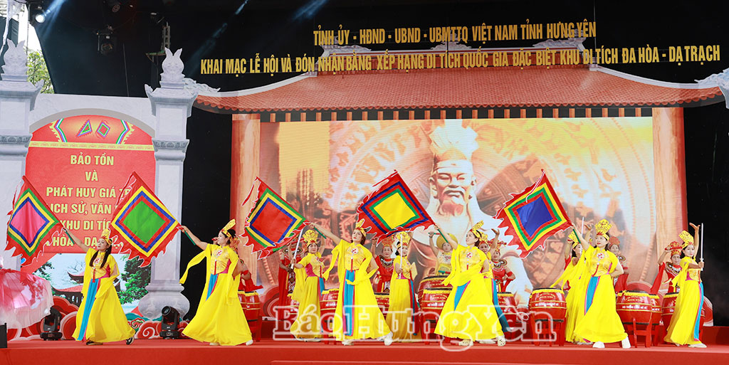 Tiết mục trống hội trong chương trình nghệ thuật đặc biệt với chủ đề “Bến sông huyền thoại”.