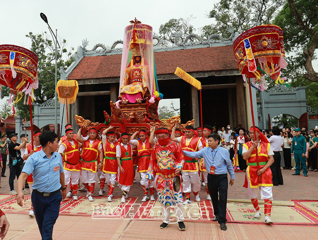 Các thôn của xã Mễ Sở và xã Triệu Việt Vương tiến hành rước kiệu Thành Hoàng các làng về đền Đa Hòa dự Lễ hội.