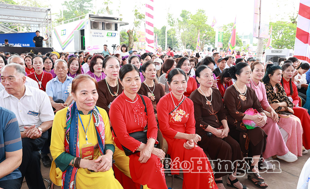 Đông đảo Nhân dân và du khách thập phương tới dự lễ hội.