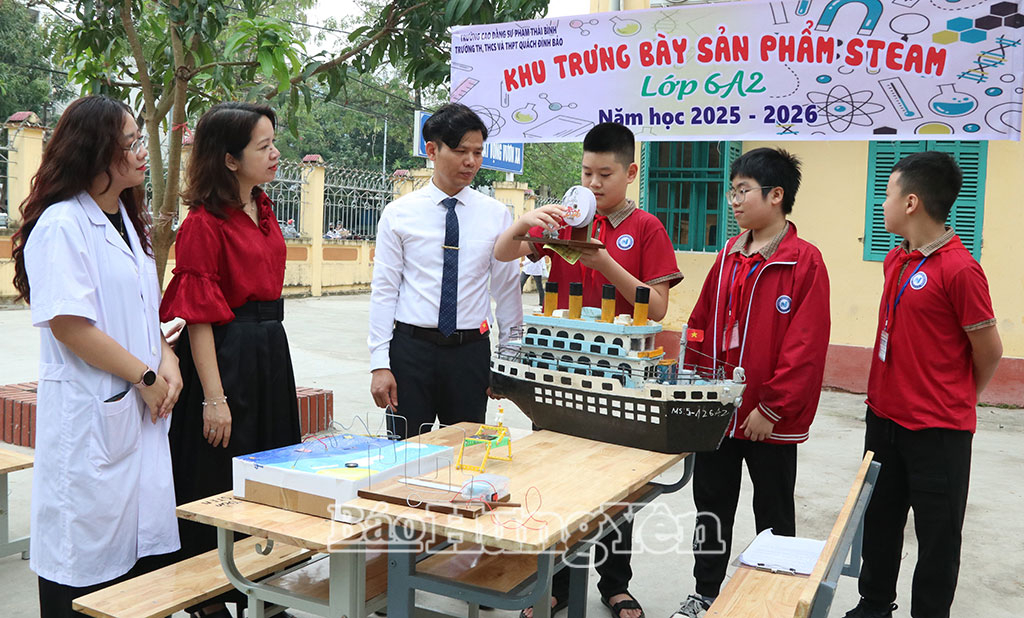 Các đại biểu tham quan sản phẩm STEAM của các lớp.